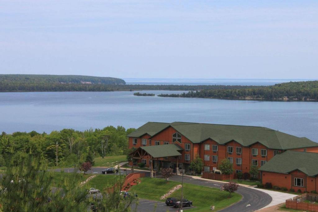 Holiday Inn Express Munising-Lakeview Hotel By Ihg Экстерьер фото