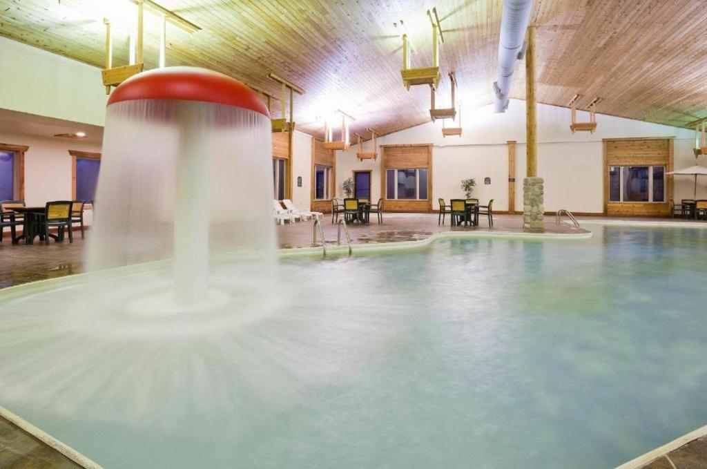 Holiday Inn Express Munising-Lakeview Hotel By Ihg Экстерьер фото